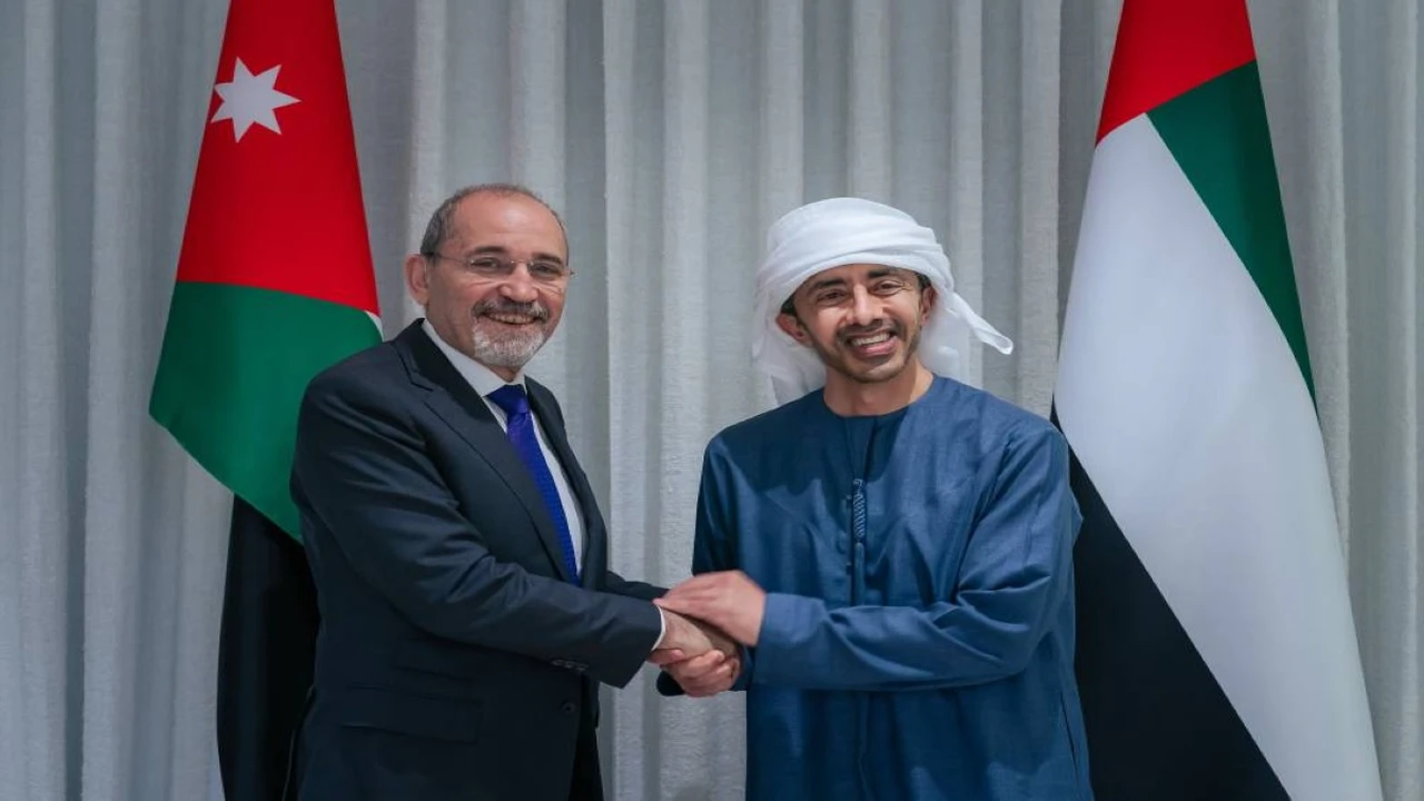 عبدالله بن زايد يبحث مع أيمن الصفدي تعزيز العلاقات الأخوية وتطورات المنطقة